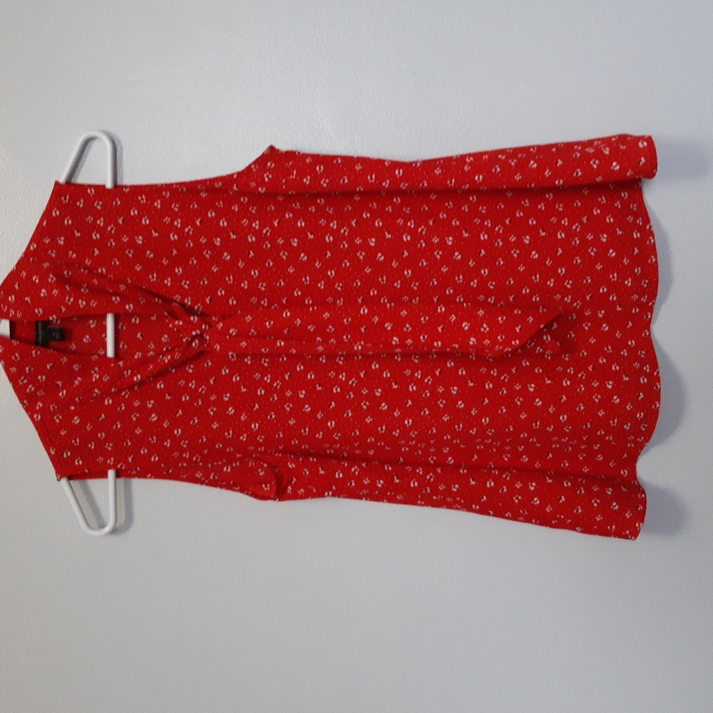 Banana Republic Tie Front Sleeveless Blouse Size Small Red floral print